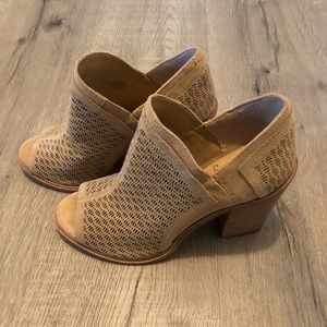 VINCE CAMUTO BLOCK HEEL 7.5